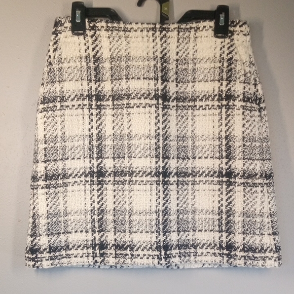 LOFT Dresses & Skirts - LOFT Black and White Tweed Mini Skirt Size O